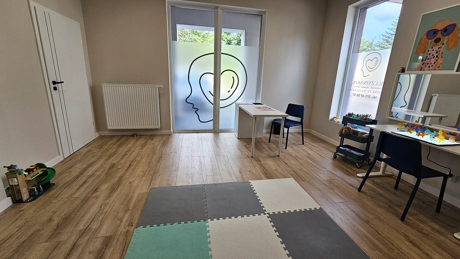 Gabinet 25 m² widziany od strony stanowiska terapeutycznego
