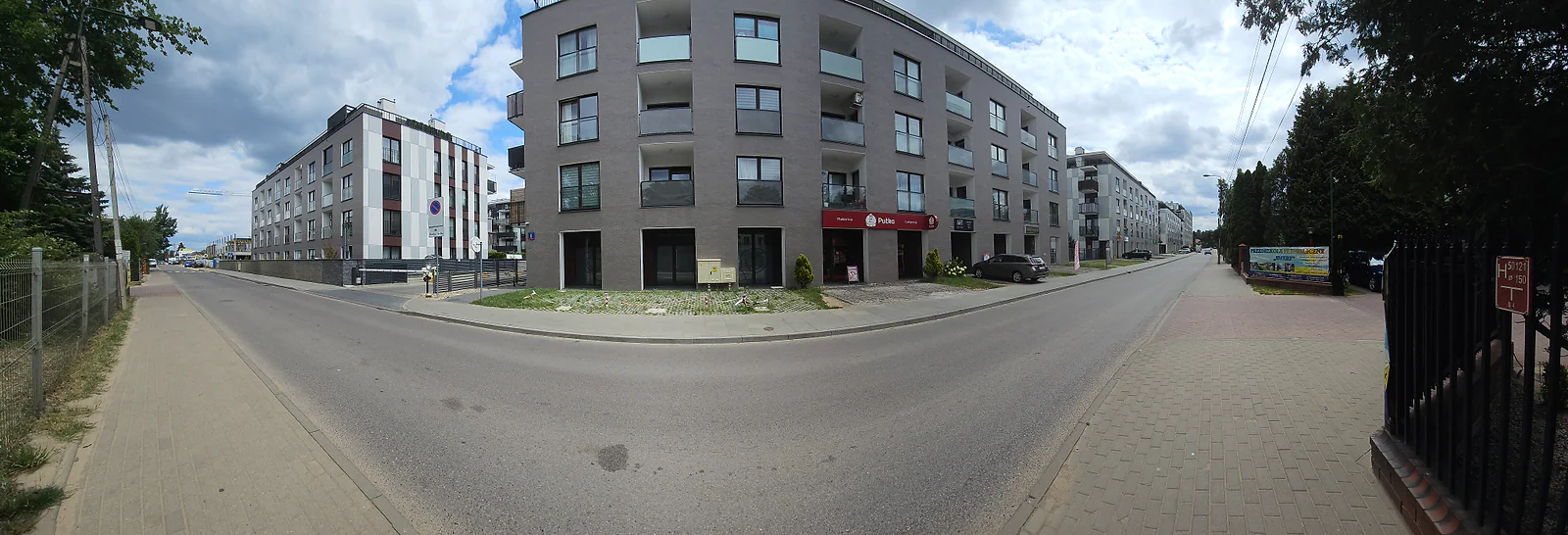 Panoramiczny widok ulicy i okolicy Aluzyjnej 8